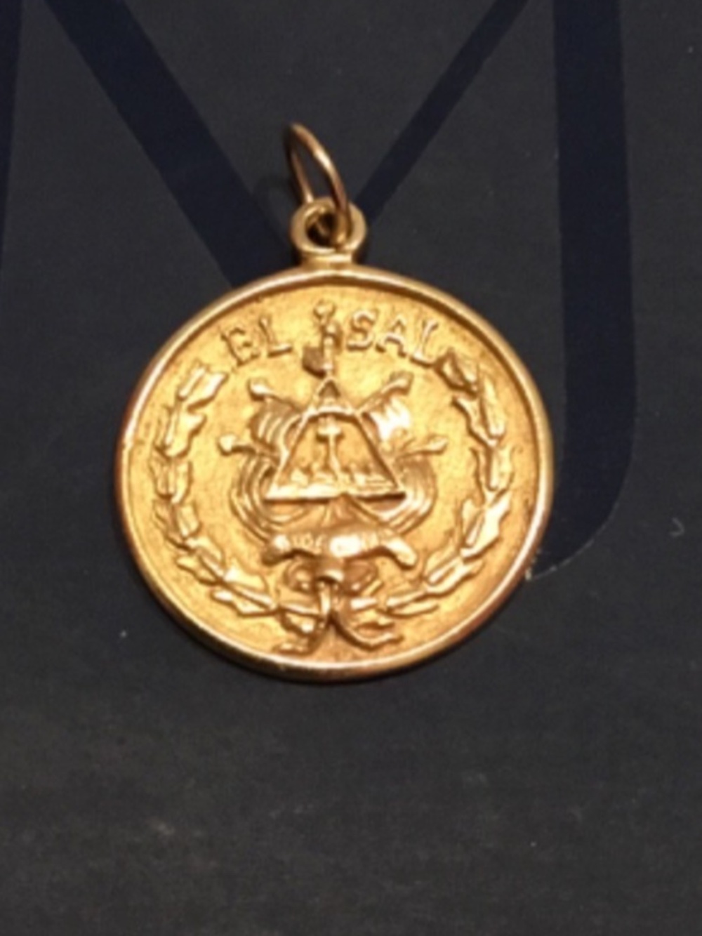 14 karat round yellow gold pendant Flag El Salvador coat of arms
